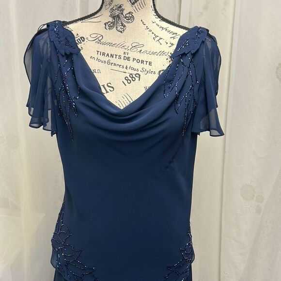 Beautiful two-piece dress size 12, lightweight, gorgeous, sequin working - Picture 2 of 13